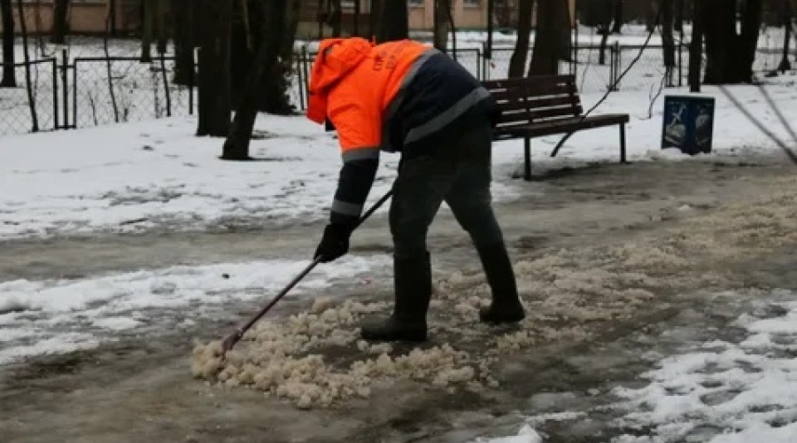 Кто и как должен бороться с гололедом