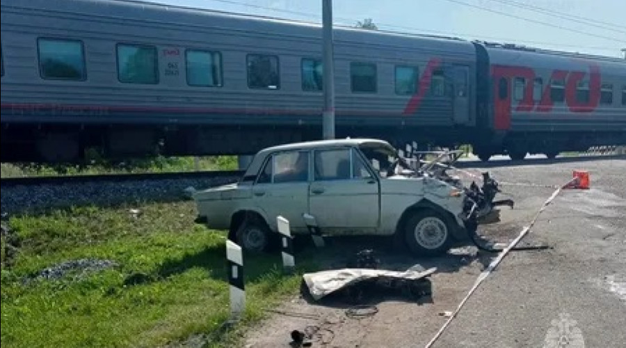 Поезд из Иванова на переезде столкнулся с автомобилем