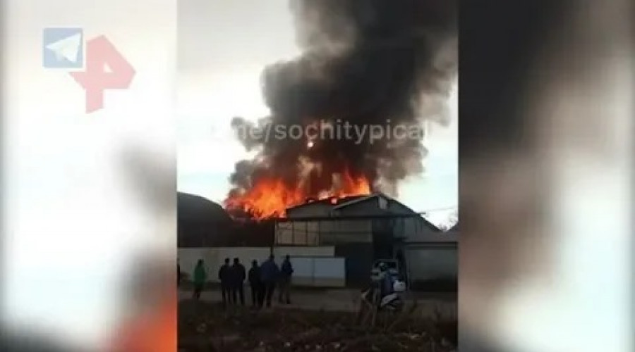Мощный пожар в жилом доме в Сочи попал на видео