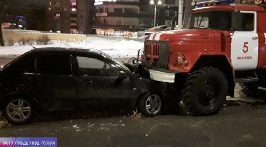 Три человека пострадали в ДТП с пожарной машиной