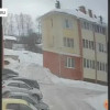 В Дерябихе при расчистке крыши упал рабочий. ВИДЕО.