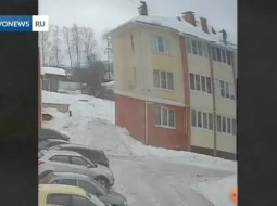 В Дерябихе при расчистке крыши упал рабочий. ВИДЕО.