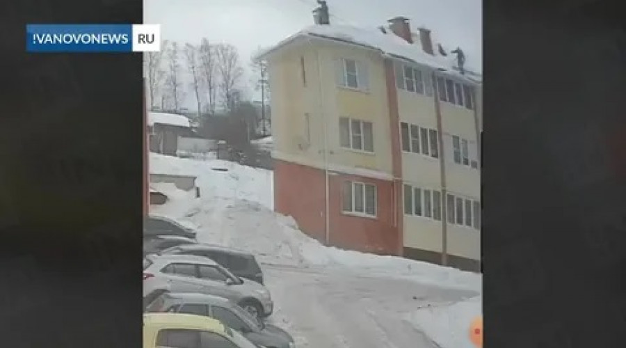 В Дерябихе при расчистке крыши упал рабочий. ВИДЕО.