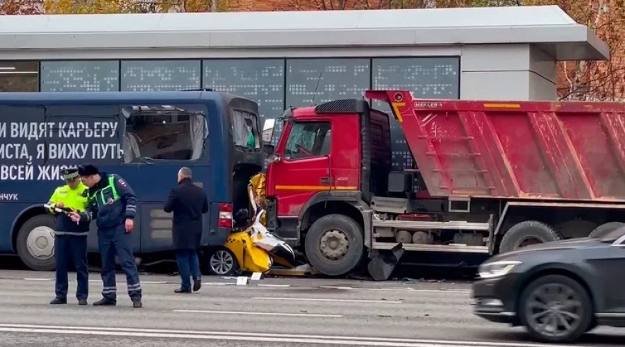 В Москве задержали водителя грузовика, по вине которого погибли два человека в такси