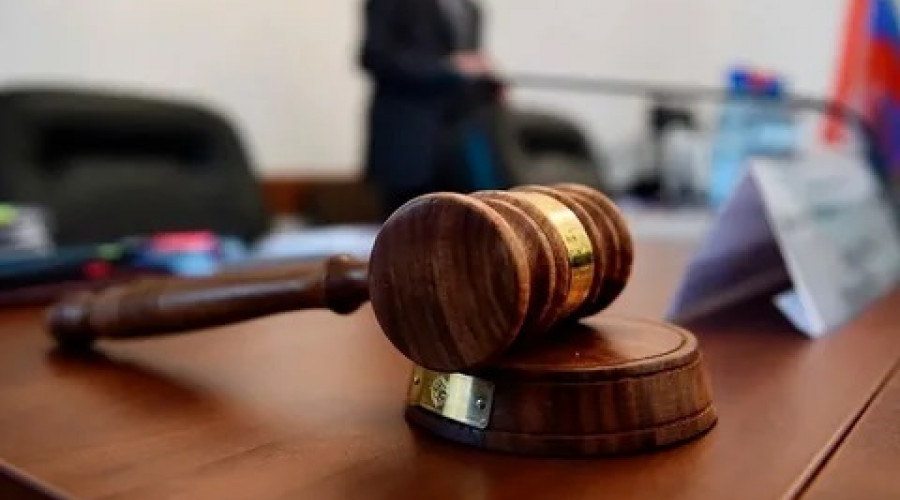 Мужчина предстанет перед судом за избиение до смерти женщины в баре.