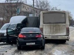 Авария с участием автобусов и автомобилей произошла сегодня