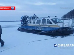 Внедорожник с двумя мужчинами провалился под лед Волги