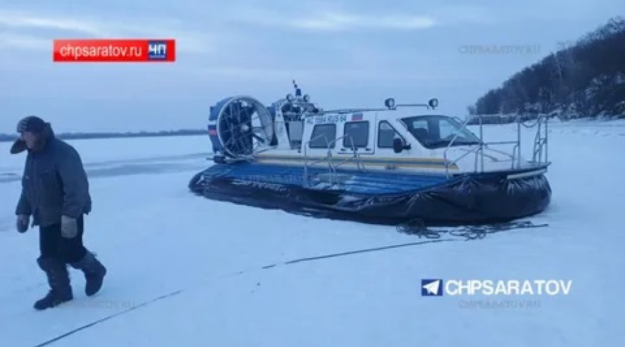 Внедорожник с двумя мужчинами провалился под лед Волги