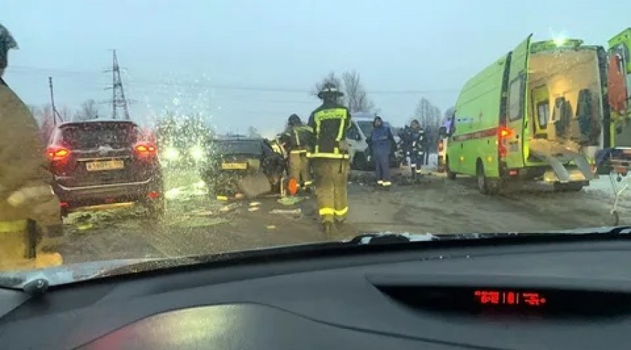 В Ленинградской области произошла смертельная массовая авария