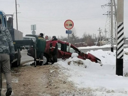 В области легковой автомобиль столкнулся с поездом