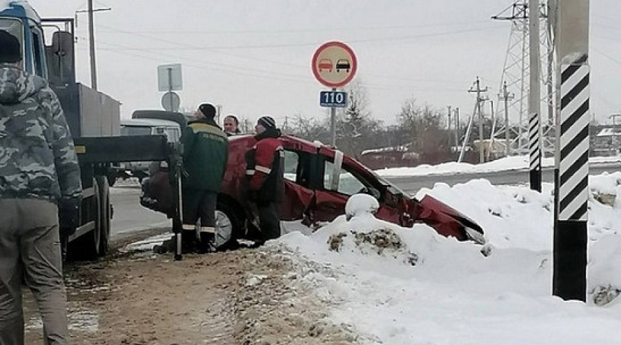 В области легковой автомобиль столкнулся с поездом