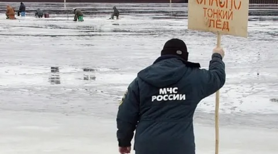 На Волге в Ивановской области мужчина на мотобуксировщике провалился под лед