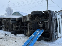 В области перевернулась фура, под «завязку» груженная кормом для свиней