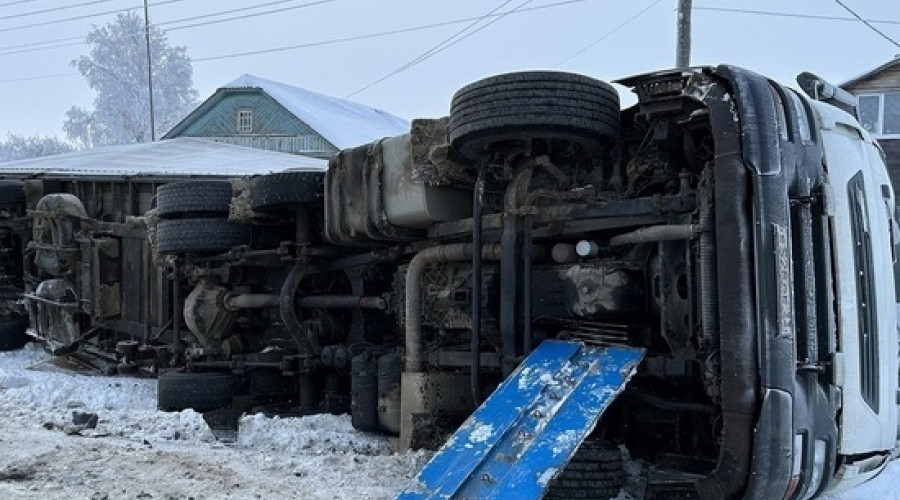 В области перевернулась фура, под «завязку» груженная кормом для свиней