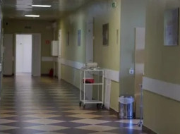 Девушка легла в больницу с аппендицитом, но внезапно родила в туалете