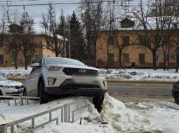 В Иванове автомобилистка «припарковалась» в сугроб