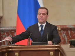 Зеленскому не надо будет вести никаких переговоров, считает Медведев
