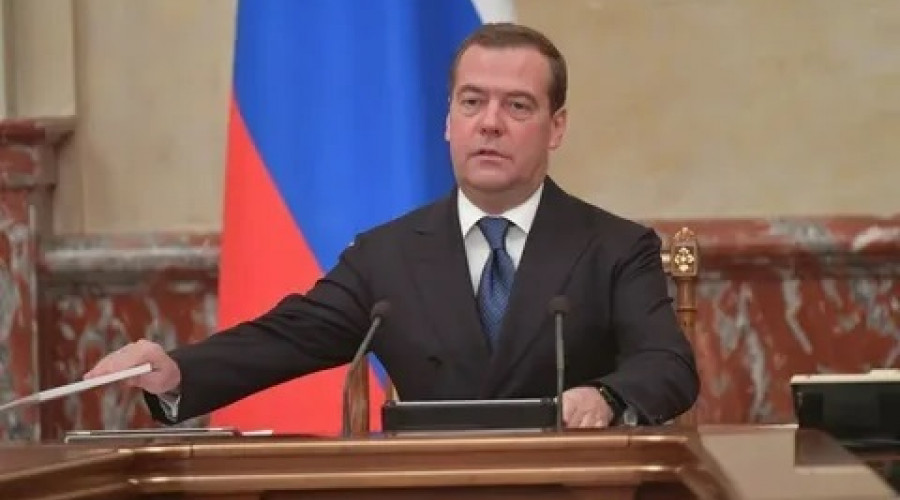 Зеленскому не надо будет вести никаких переговоров, считает Медведев
