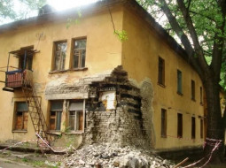 Чиновники собрались переселять россиян из аварийных квартир за счет жильцов