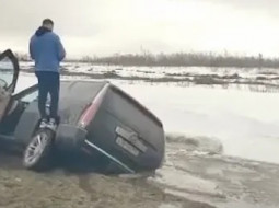 В Москве в грязной луже утонул внедорожник