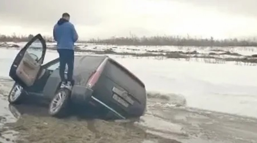 В Москве в грязной луже утонул внедорожник