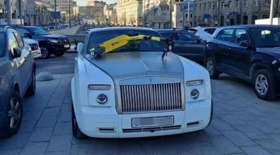 Мужчина забросал электросамокатами Rolls-Royce бизнесмена в Москве