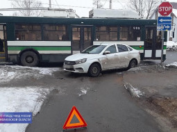 В Иванове автомобиль ВАЗ столкнулся с троллейбусом