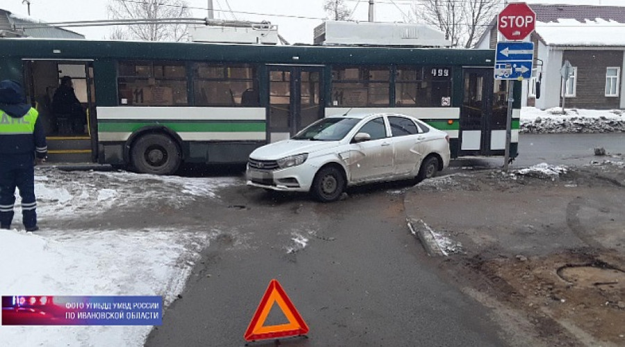 В Иванове автомобиль ВАЗ столкнулся с троллейбусом