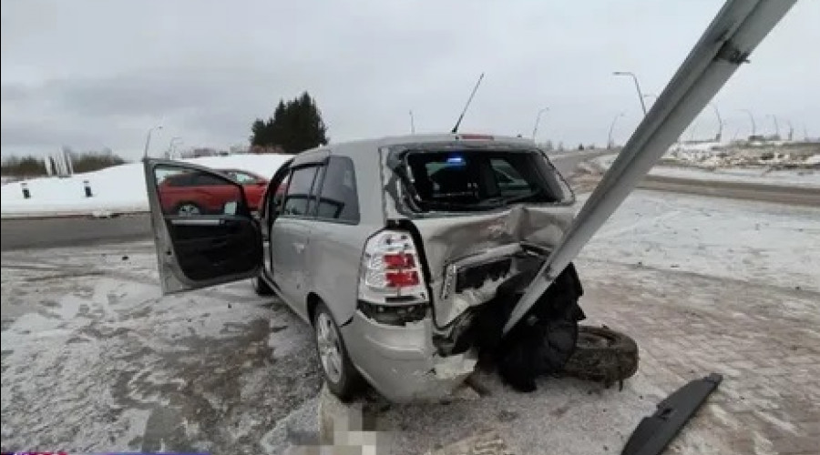 В области три человека получили травмы в аварии двух иномарок