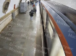 Пассажир столичного метро толкнул подростка под поезд